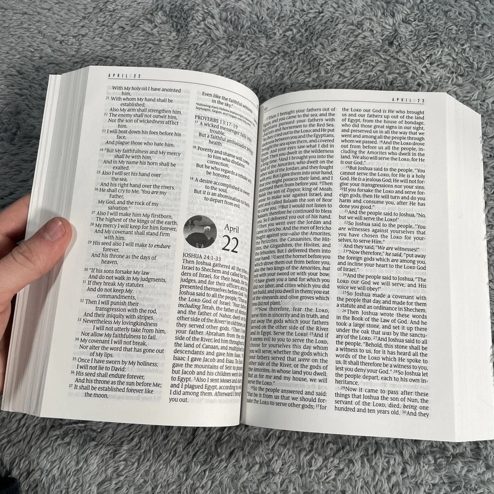 The One Year Bible NKJV (Softcover) the Entire Bible in 365 Readings Daily